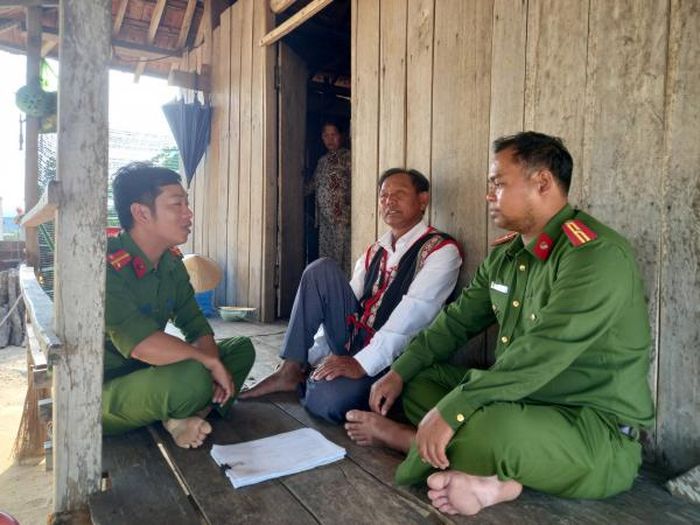 Công an xã Tây Sơn, tỉnh Đắk Lắk luôn gần dân, lắng nghe người dân và các già làng, người có uy tín trong đồng bào DTTS phản ánh tình hình ANTT. Ảnh Hữu Toàn.