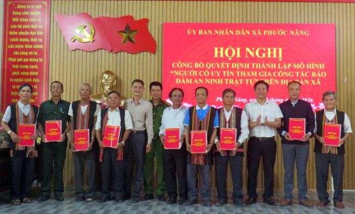 Công an xã miền núi Phước Năng (Đà Nẵng) tham mưu UBND xã triển khai mô hình “Người có uy tín tham gia bảo đảm ANTT trên địa bàn xã”.
