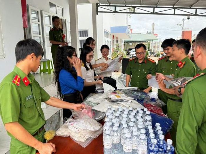 Công an xã Công Hải, tỉnh Khánh Hòa chuẩn bị hàng hòa cho Cửa hàng 0 đồng. Ảnh Hữu Toàn