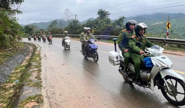 Công an xã biên giới Avương (Đà Nẵng) tổ chức tuần tra đảm bảo ANTT.