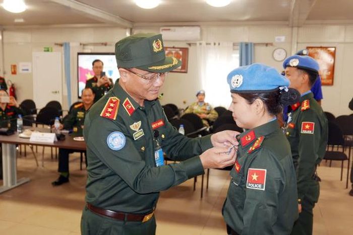 Thứ trưởng Phạm Thế Tùng trao Huy chương Vì sự nghiệp Gìn giữ hòa bình Liên hợp quốc cho các sĩ quan Công an Việt Nam trong Tổ công tác số 6.