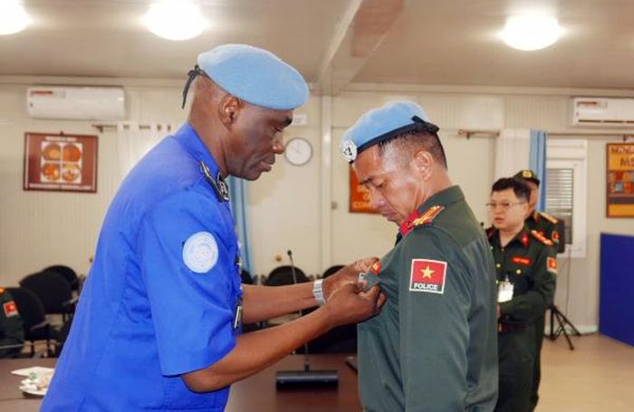 Ngài Amadou Fofana, Quyền Tư lệnh Cảnh sát Phái bộ MINUSCA trao Huy chương Vì sự nghiệp Gìn giữ hòa bình Liên hợp quốc cho các sĩ quan Công an Việt Nam trong Tổ công tác số 6.