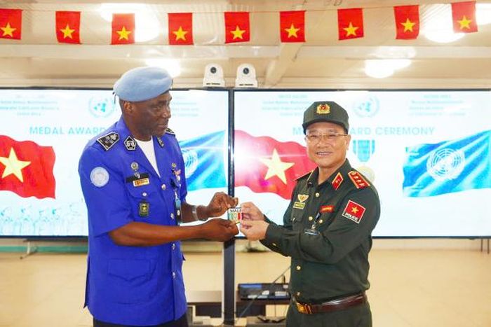 Quyền Tư lệnh Cảnh sát Phái bộ MINUSCA trao biểu trưng của Cảnh sát Phái bộ tặng Thứ trưởng Phạm Thế Tùng.