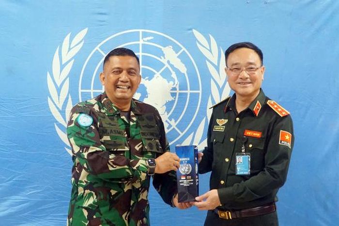 Thiếu tướng Maychel Asmi, Phó Tư lệnh Quân đội Phái bộ MINUSCA tặng quà Thứ trưởng Phạm Thế Tùng.
