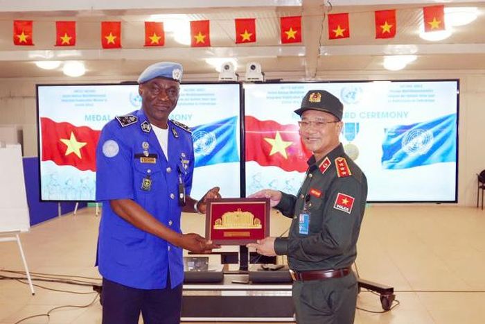 Thứ trưởng Phạm Thế Tùng tặng quà ngài Amadou Fofana, Quyền Tư lệnh Cảnh sát Phái bộ MINUSCA.