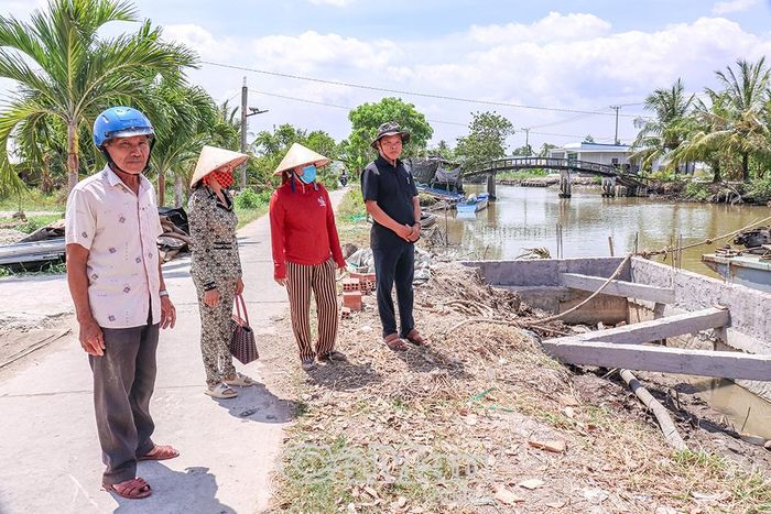 Chị Lê Mỹ Thơ (thứ 2, từ phải sang), hội viên phụ nữ ấp Tân Phú, đồng thuận tham gia mô hình hùn vốn xoay vòng làm bờ kè.