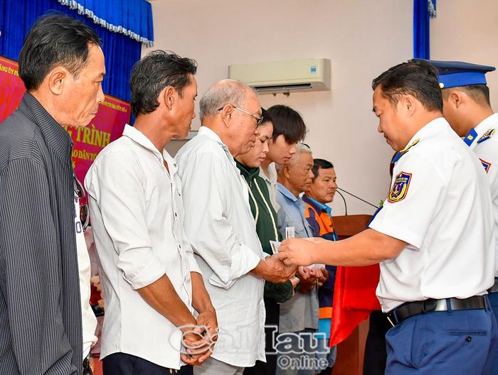 Trung tá Võ Thanh Tùng, Phó Đoàn trưởng Đoàn Đặc nhiệm phòng, chống tội phạm ma túy số 4, trao quà cho gia đình có hoàn cảnh khó khăn.