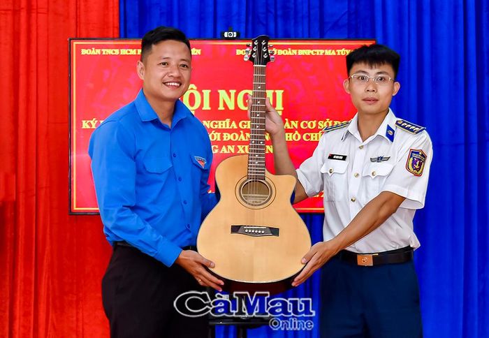 Đoàn cơ sở Đoàn Đặc nhiệm phòng, chống tội phạm ma túy số 4 tặng Đoàn phường An Xuyên 6 cây đàn ghita.