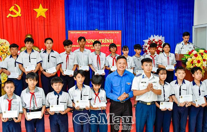 Đại úy Bùi Minh Dũng, Bí thư Đoàn cơ sở Đoàn Đặc nhiệm phòng, chống tội phạm ma túy số 4 và đồng chí Nguyễn Trần Đăng Khoa, Phó Chủ tịch Ủy ban MTTQ Việt Nam phường An Xuyên, Bí thư Đoàn phường, trao quà cho học sinh có hoàn cảnh khó khăn.