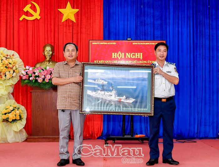 Đảng ủy Đoàn Đặc nhiệm phòng, chống tội phạm ma túy số 4 tặng Đảng ủy Phường An Xuyên bức tranh tàu Cảnh sát biển Việt Nam.