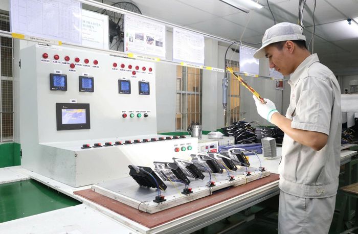 Kiểm tra thông số đèn chiếu sáng ngoài trời tại Công ty cổ phần Bóng đèn phích nước Rạng Đông. Ảnh: Quỳnh Trang