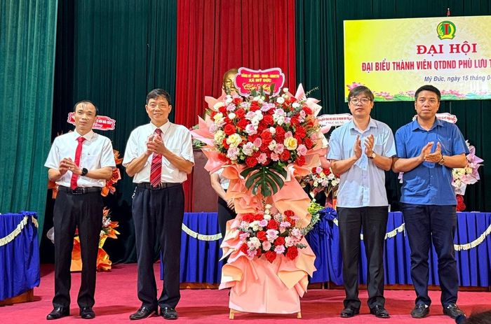 Đồng chí Lê Văn Đoàn - Phó Chủ tịch UBND xã Mỹ Đức tặng hoa chúc mừng Đại hội. Ảnh: Văn Biên