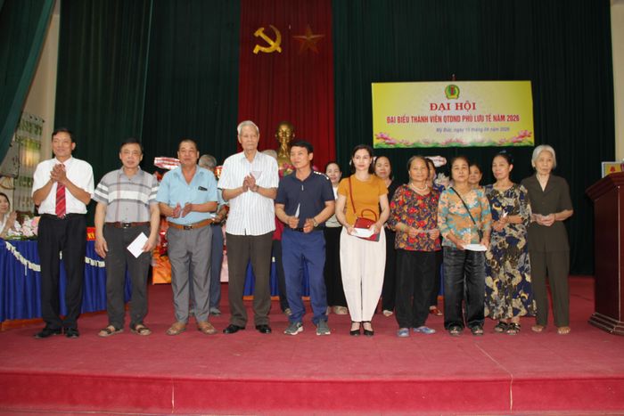 Những thành viên có thành tích xuất sắc trong hoạt động năm 2025 của Quỹ Tín dụng nhân dân Phù Lưu Tế được khen thưởng. Ảnh: Văn Biên