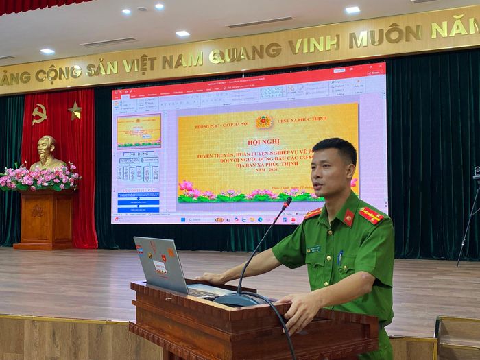 Báo cáo viên, Đại úy Nguyễn Văn Hiệp truyền đạt các nội dung trọng tâm về hệ thống văn bản quy phạm pháp luật liên quan đến công tác PCCC&amp;CNCH. Ảnh: Thanh Hà