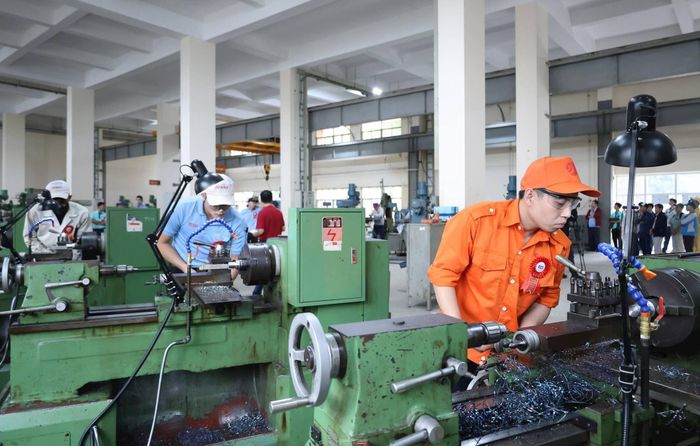Công nhân lao động hăng hái thi đua lao động sản xuất. Ảnh: MQ