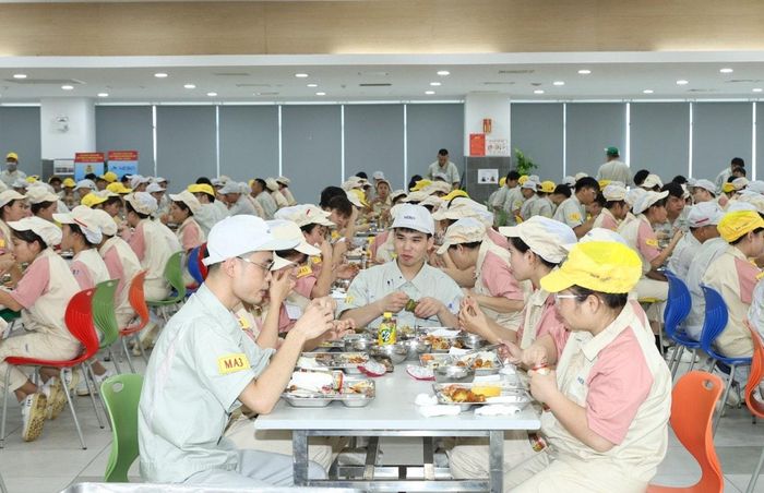 "Bữa cơm Công đoàn" do Công ty TNHH Điện tử Meiko Việt Nam tổ chức cho công nhân lao động. Ảnh PV