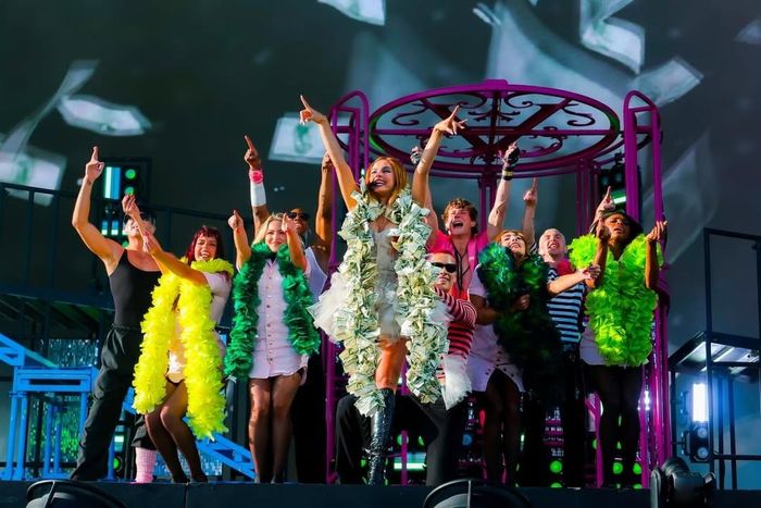  The New York Times đã chọn ra những bộ cánh ấn tượng trên sân khấu Coachella năm nay. Đó không phải những outfit đẹp nhất, song có dấu ấn riêng, tạo ra khoảnh khắc đáng nhớ. Addison Rae xuất hiện với chiếc váy ngắn dạng corset có khóa kéo. Phần chân váy xếp lớp gia tăng dấu ấn cho thiết kế. Đáng chú ý, cô khoác chiếc khăn làm từ những tờ tiền USD giả, in hình chính mình. Món phụ kiện hài hước, mang tính châm biếm này trở thành điểm nhấn cho tổng thể outfit biểu diễn. Ảnh: @addisonraee. 