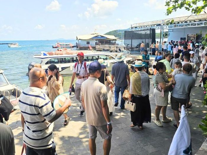 Nhộn nhịp khách tham quan trên đảo