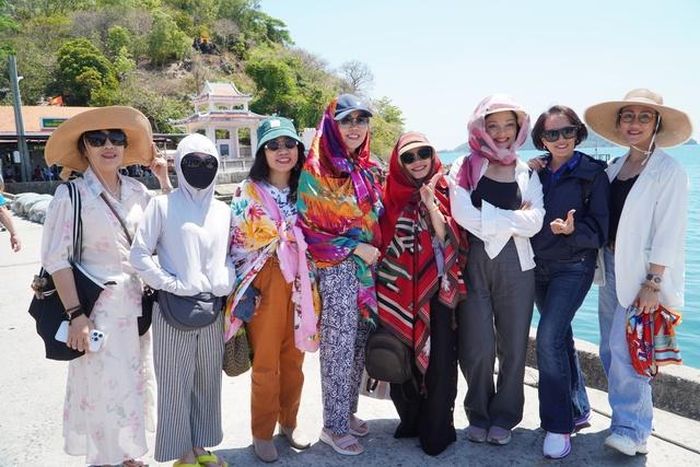 Tấp nập du khách check-in tại đảo Nam Du
