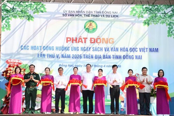 Các đại biểu cắt băng khai mạc Ngày Sách và Văn hóa đọc Việt Nam lần thứ V, năm 2026