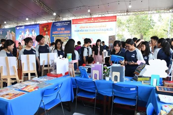 Điểm nhấn của sự kiện là nhiều gian hàng sách ứng dụng mã QR để giới thiệu sách trực tuyến, tạo sự thuận tiện cho bạn đọc tiếp cận thông tin. Riêng các tài liệu địa chí Đồng Nai đã được Thư viện tỉnh số hóa, phục vụ nhu cầu học tập, tìm hiểu, nghiên cứu của bạn đọc trong và ngoài tỉnh.