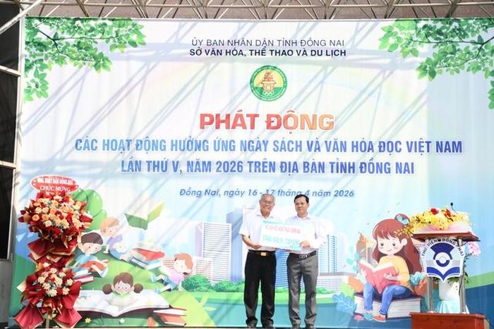 Lãnh đạo Hội Văn học nghệ thuật tỉnh Đồng Nai tặng sách cho Thư viện tỉnh
