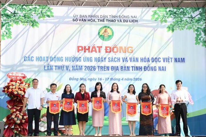 Ban tổ chức trao cờ lưu niệm cho các đơn vị tham gia Ngày Sách và Văn hóa đọc Việt Nam năm 2026