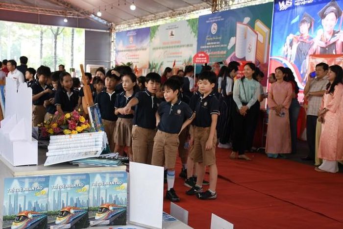 Với chủ đề: Sách và chuyển đổi số - Lan tỏa tri thức thời đại mới, Ngày Sách và Văn hóa đọc Việt Nam năm 2026 tại Thư viện Đồng Nai (phường Tân Triều) diễn ra nhiều hoạt động phong phú như trưng bày, xếp sách nghệ thuật, giao lưu phục vụ bạn đọc.