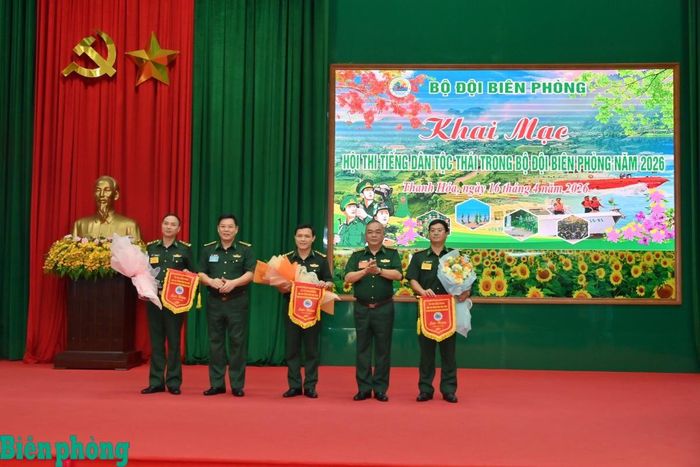 Đại diện ban tổ chức tặng hoa, cờ lưu niệm cho các đơn vị tham gia hội thi. Ảnh: Viết Lam