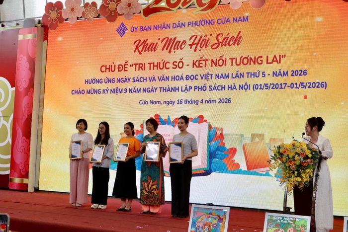 Đại diện các đơn vị: Đinh Tị Books, Thái Hà Books, Alpha Books, NXB Hà Nội, NXB Phụ nữ Việt Nam nhận giải cuộc thi “Xếp sách nghệ thuật”. Ảnh: Trần Phương