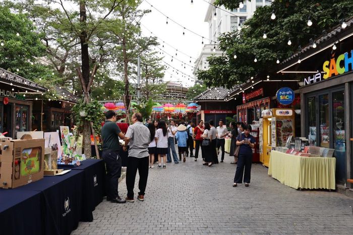 Không gian trưng bày tại Phố Sách Hà Nội.