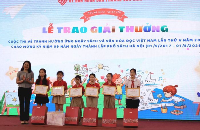 Các em học sinh nhận giải cuộc thi vẽ tranh “Đọc để hiểu - vẽ để yêu” trong khuôn khổ sự kiện. Ảnh: Trần Phương