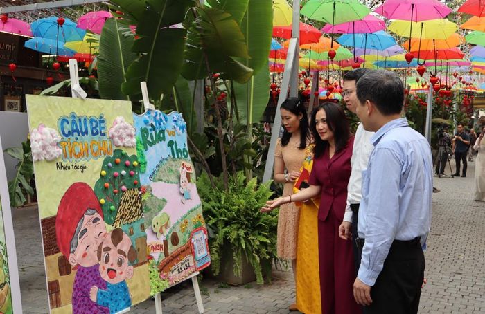 Công chúng tham quan không gian trưng bày tại Phố Sách Hà Nội.