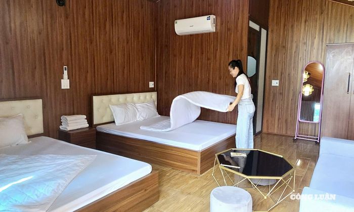 Chị Phạm Thị Hằng, chủ homestay Hoan Hằng tại bãi Vạn Cả vừa là nhân viên phục vụ.