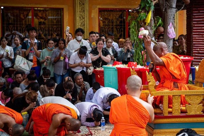 Nghi thức tắm Phật được thực hiện với nước tinh khiết ướp hoa, tượng trưng cho sự thanh lọc và lan tỏa điều thiện lành. Ảnh: Hải Nhi