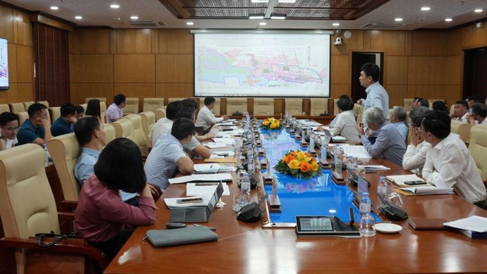  Bí thư Đảng ủy, Chủ tịch HĐTV TKV Ngô Hoàng Ngân phân tích, đánh giá kế hoạch triển khai thăm dò tại các mỏ: Bảo Đài II, Bảo Đài III và khu Bắc mỏ Vàng Danh. 