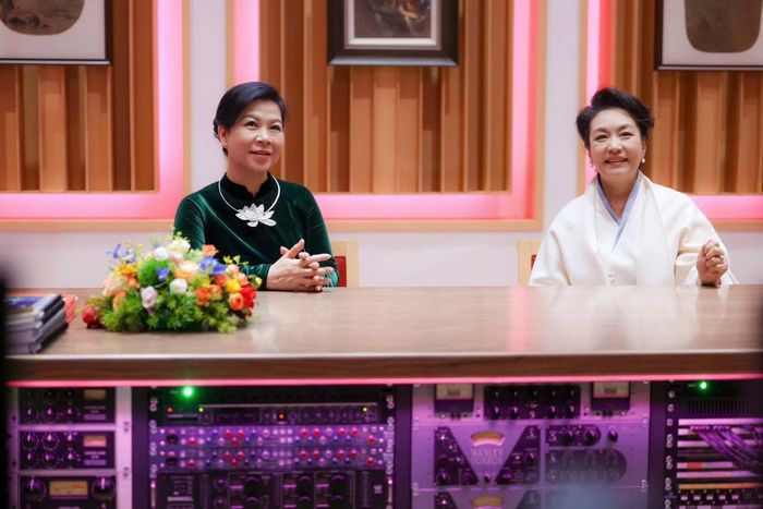 Hai phu nhân cùng nhau thăm Nhà hát lớn quốc gia Trung Quốc và có cuộc giao lưu, chia sẻ thân tình, cởi mở về các trải nghiệm thực tế cũng như việc giao lưu, phát triển văn hóa giữa hai nước. Ảnh: TTXVN