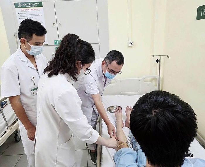 Bệnh nhân được bác sĩ chăm sóc. Ảnh: BVCC.