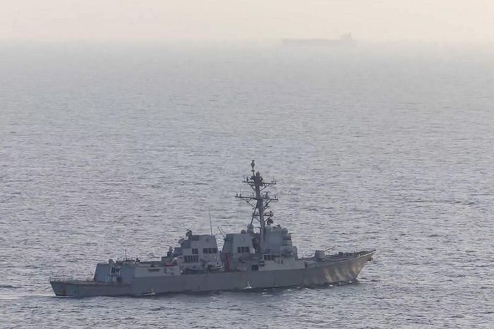 Tàu chiến Mỹ quan sát tàu chở dầu ở eo biển Hormuz. Ảnh: CENTCOM