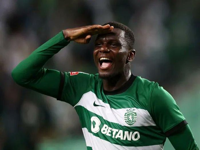 'Quỷ đỏ' cũng cho người xem giò cẳng trung vệ người Bờ Biển Ngà đang khoác áo Sporting. Ảnh: Transfer News Live