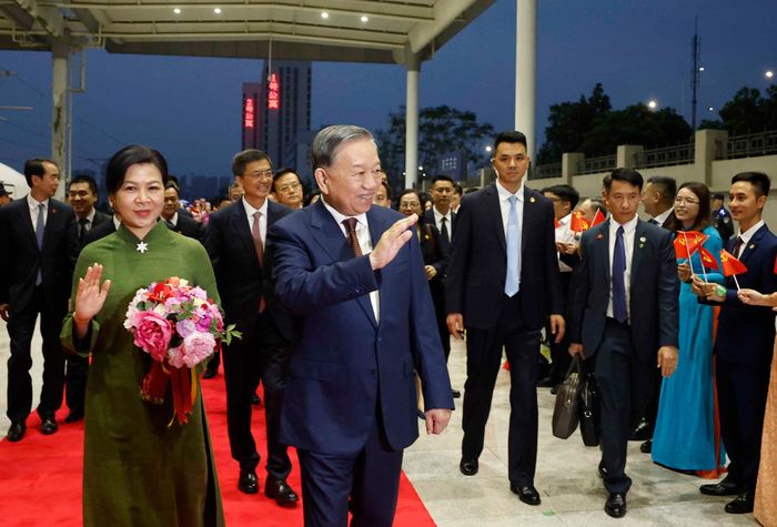 Tổng Bí thư, Chủ tịch nước Tô Lâm và Phu nhân cùng Đoàn đại biểu cấp cao Việt Nam đến thành phố Nam Ninh bằng tàu cao tốc. (Ảnh: Thống Nhất/TTXVN)