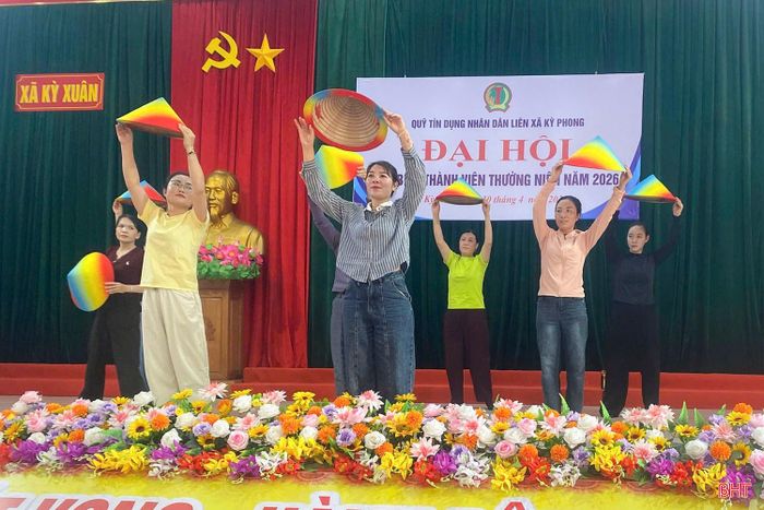 Đội văn nghệ xã Kỳ Xuân tập luyện các tiết mục biểu diễn tại chương trình nghệ thuật khai trương du lịch biển.