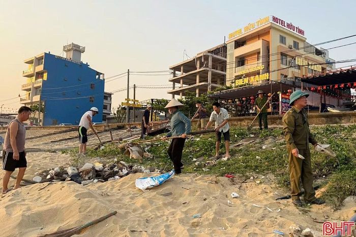 Các cấp ngành, địa phương tích cực ra quân làm sạch môi trường tại các khu, điểm du lịch biển.