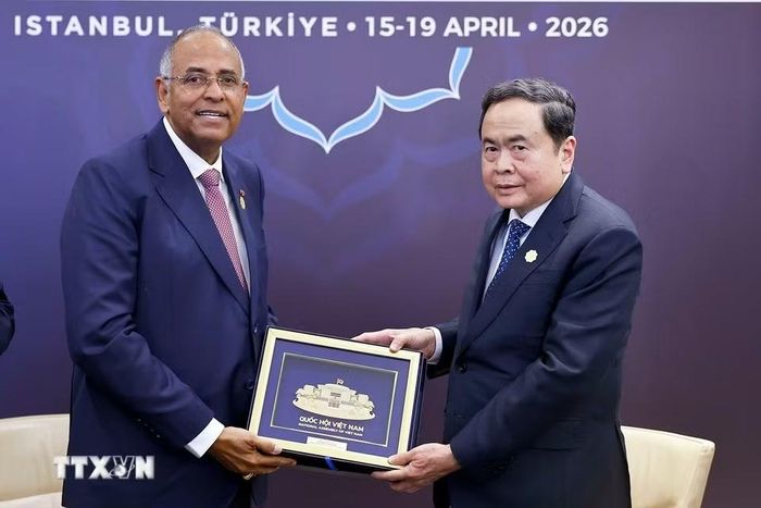 Chủ tịch Quốc hội Trần Thanh Mẫn tặng vật phẩm lưu niệm cho Chủ tịch Quốc hội Cộng hòa Côte d'Ivoire Patrick Achi. (Ảnh: Doãn Tấn/TTXVN)