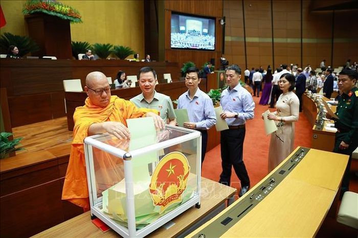 Đại biểu Quốc hội bỏ phiếu phê chuẩn Thẩm phán Tòa án nhân dân Tối cao, Phó Thủ tướng Chính phủ, Bộ trưởng và thành viên khác của Chính phủ. Ảnh: Dương Giang/TTXVN