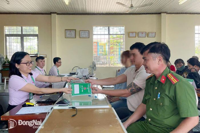 Công an xã An Viễn phối hợp với Phòng Giao dịch Ngân hàng Chính sách xã hội Trảng Bom làm thủ tục cho người hoàn lương vay vốn làm ăn. Ảnh: C.T.V