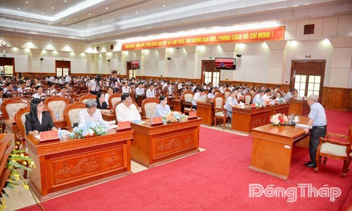 Giáo sư, Tiến sĩ Đinh Xuân Dũng, nguyên Phó Chủ tịch Hội đồng Lý luận, phê bình văn học, nghệ thuật Trung ương báo cáo chuyên đề tại hội nghị.