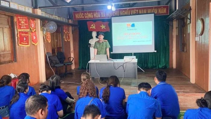  Đoàn xã Đak Pơ tuyên truyền Chiến lược An ninh mạng quốc gia và kỹ năng nhận diện các hình thức lừa đảo qua internet tại nhà rông làng Krông Hra. Ảnh: ĐVCC 