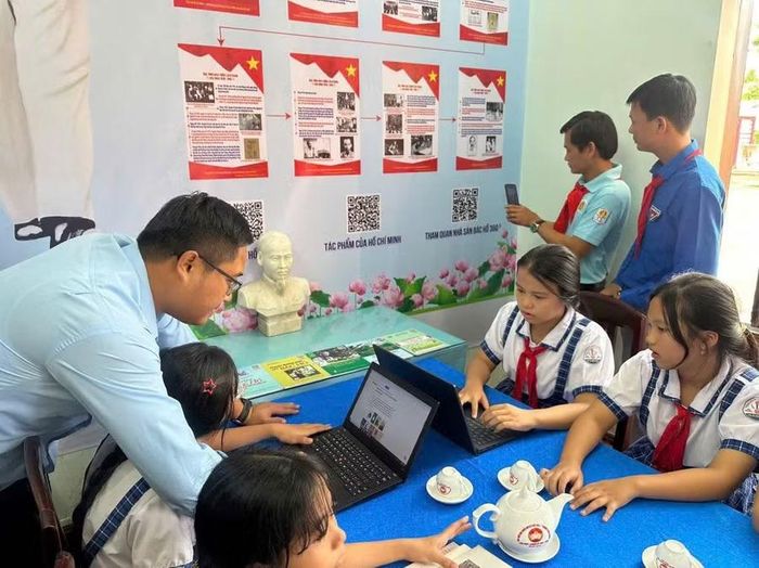  Học sinh Trường Tiểu học số 1 Hoài Thanh Tây trải nghiệm mô hình “Thư viện số thanh niên”. Ảnh: ĐVCC 