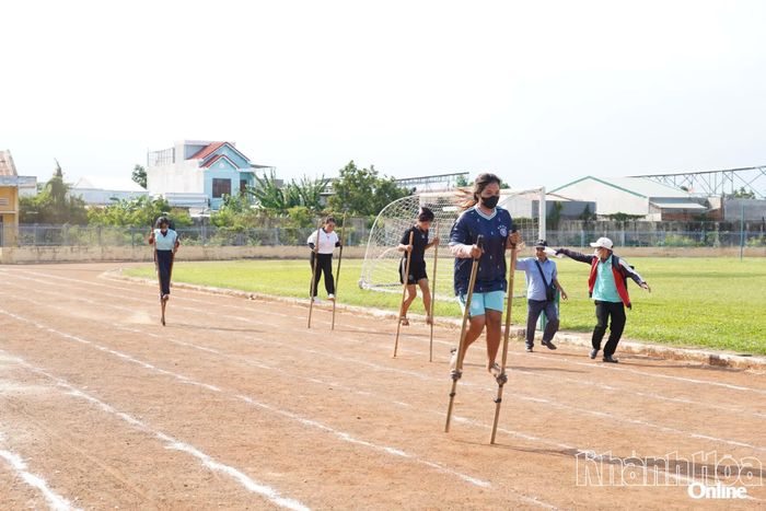 Các vận động viên thi đấu chạy cà kheo.